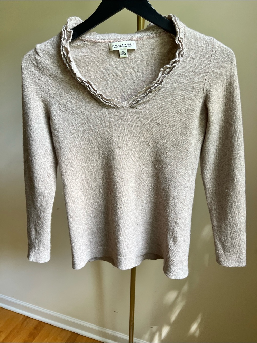Banana Republic Tan Ruffle-Trim V-Neck Sweater size XS Italian Yarn